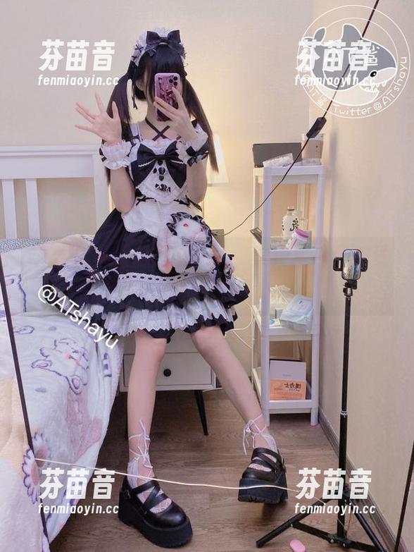 AT鲨的吊带裙写真cos，编织出一场视觉与心灵的对话.txt