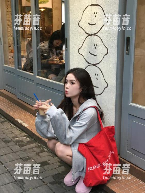 Feilin嗲囡囡 - 私拍江念鱼，短裙图片诠释时尚与活力的瞬间.txt