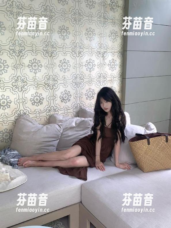 GIRLT果团网 - 莫雅淇红裙美图精选：每个瞬间都散发着青春的气息与活力.txt
