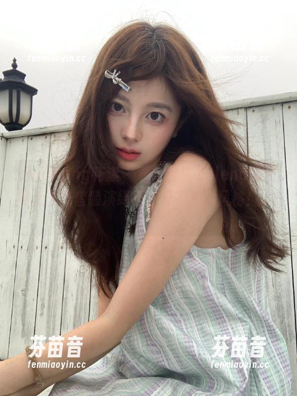 HuaYang花漾 - 看！娜露Selena如何用无圣光套装演绎不一样的时尚风格！.txt