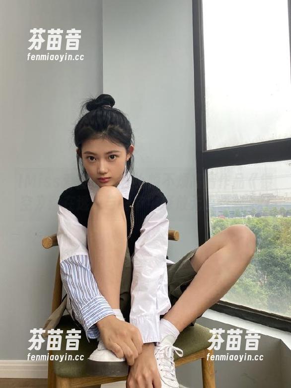 IMiss爱蜜社 - 程小烦不烦高清作品《镂空》：在透明与细节中释放无限想象.txt
