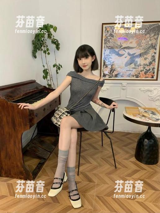 ISHOW爱秀 - 樱桃Cherry泳衣写真的悸动图册：穿越夏日暖阳的清凉瞬间，尽显自信与优雅.txt