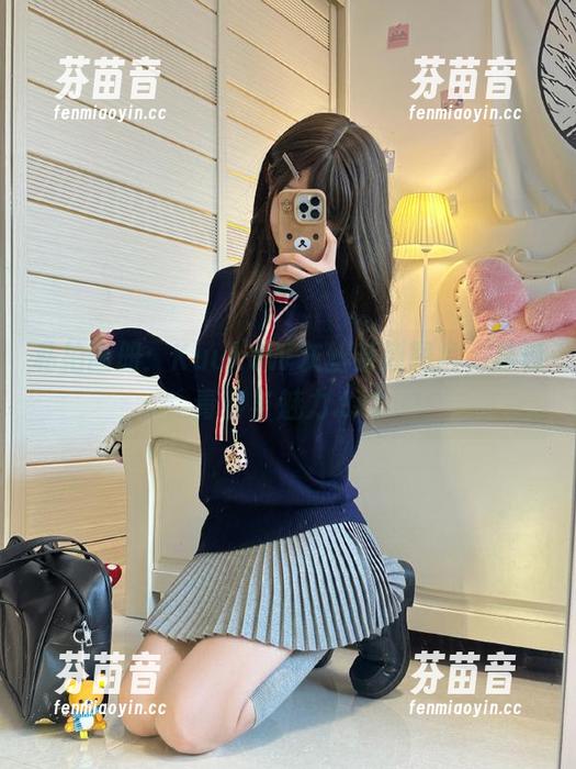 私拍画册：KuukoW灰丝系列图片，展现青春与魅力.txt