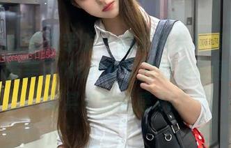 MFStar模范学院 – 盛夏天台写真的诗意瞬间：糯美子Mini分享她的精彩图片，探索其中的美感.txt