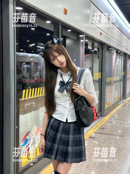 MFStar模范学院 - 盛夏天台写真的诗意瞬间：糯美子Mini分享她的精彩图片，探索其中的美感.txt