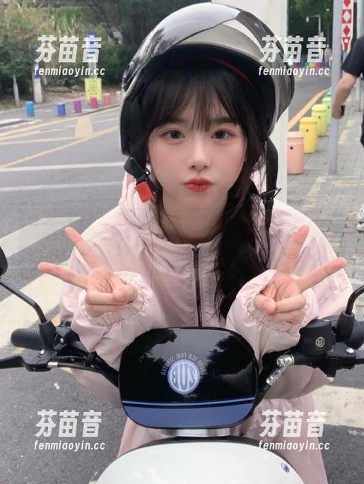 最新慕丝女郎摄影作品：尽情欣赏咖啡厅休闲足秀的迷人图片展示.txt