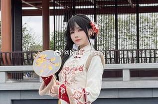 分享Neko薇薇的黑白艺术图片，感受光影交错中的深邃魅力.txt