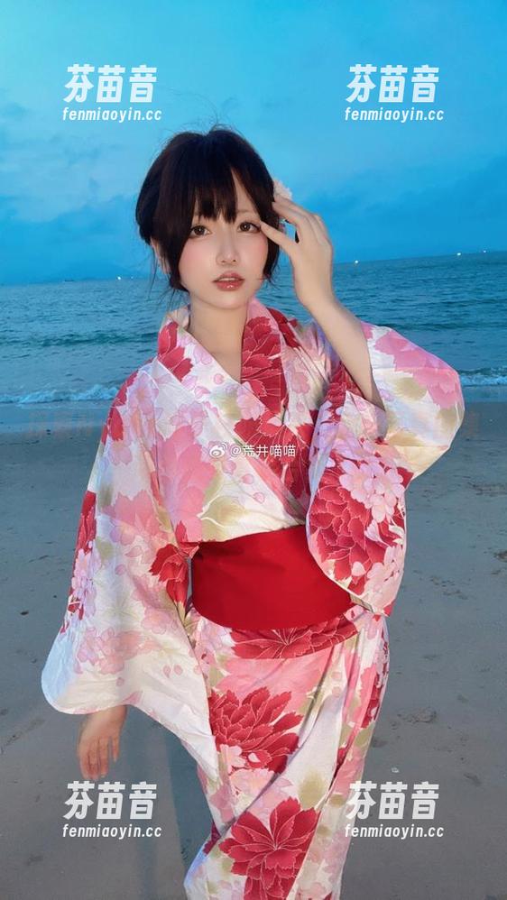 探索Nyako喵子校服风采，全新写真图集带你感受青春合集.txt
