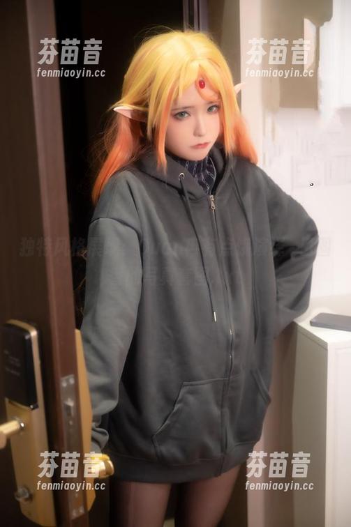 独特风格展现：Quan冉有点饿演绎樋口圆香的写真套图.txt