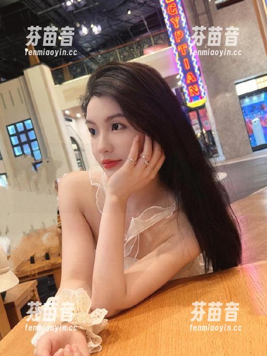 无圣光映衬下的Rioko凉凉子黑色作品，仿佛是一场暗夜中的视觉盛宴，触动心弦.txt