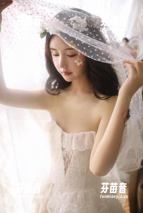 Seele麦麦的美腿写真作品：无圣光下展现的绝美风情与迷人美图.txt