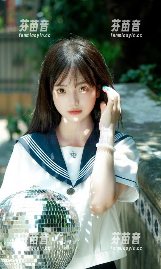 探索Sonson(손손)的美足世界：全新照片展现时尚与优雅.txt