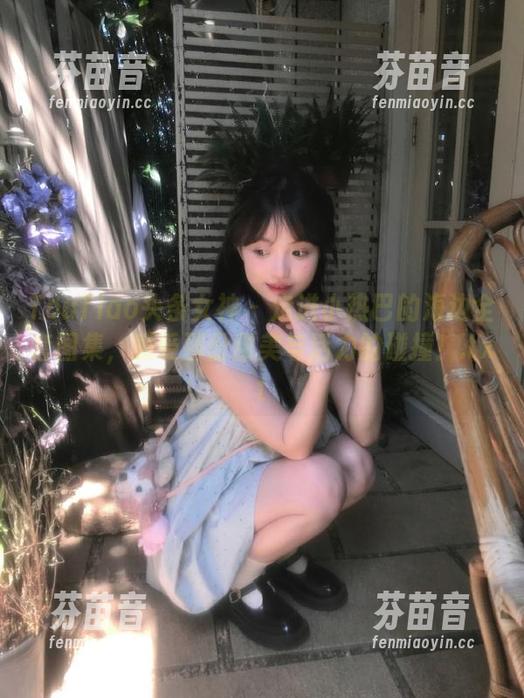 TouTiao头条女神 - 走进小热巴的海边全套图集，感受那份甜美与活力的碰撞！.txt