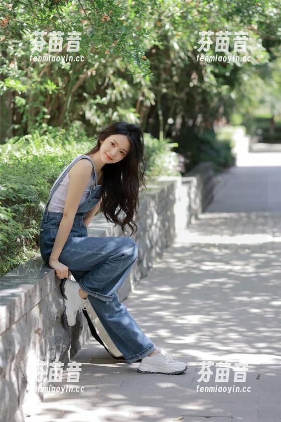 TouTiao头条女神 - 在这个红裙的世界里，观看莫晓希精彩写真合集带来的视觉盛宴.txt