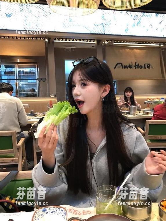 UGirls尤果网 - 无圣光的粉色幻想：一只香蕉船独家写真合集，带你探索她的艺术世界！.txt