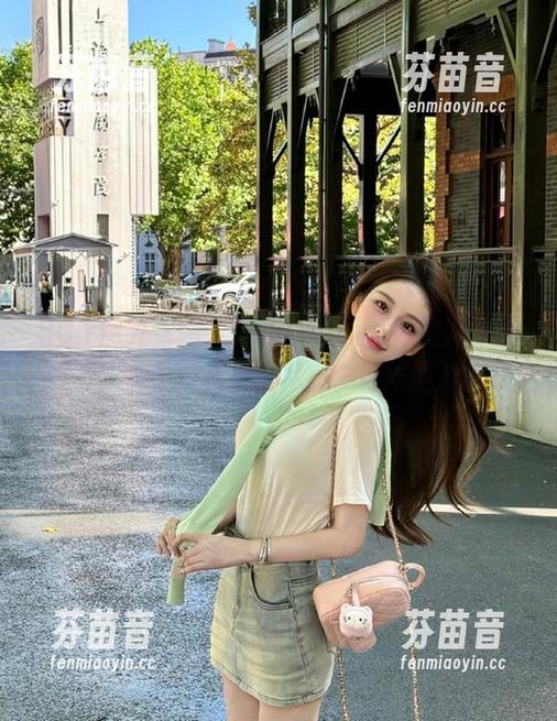 UGirls尤果网 - 奶茶Emily最新写真集正式上线，牛仔裤风格尽显个性与魅力.txt