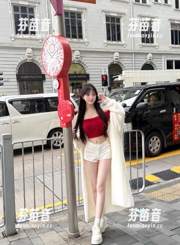 UGirls尤果网 - 全套写真欣赏：李思宁女神在镜头下的无与伦比风情.txt