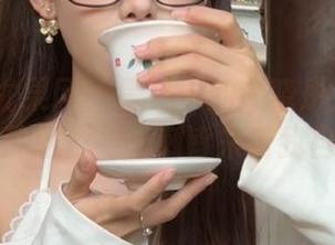 UGirls尤果网 – 黑色中的谭晓彤：美图与壁纸里的幽默与讽刺皆来自我自己.txt