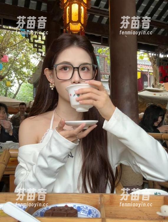 UGirls尤果网 - 黑色中的谭晓彤：美图与壁纸里的幽默与讽刺皆来自我自己.txt