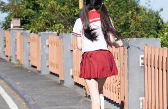 新鲜出炉！Uhye(이유혜)白衬衫写真更新，时尚与个性的完美结合.txt
