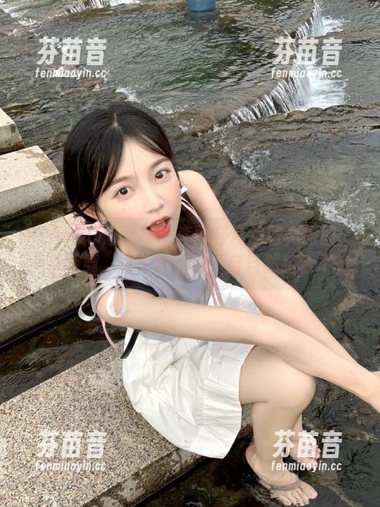 XIAOYU语画界 - 李丽莎海边写真原图：免费下载，体验她的艺术与自然结合.txt