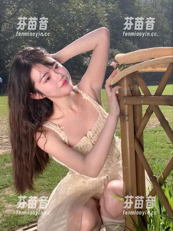Xiuren秀人网 - 红裙风情万种：sophie余冰的福利图片让你沉醉其中.txt