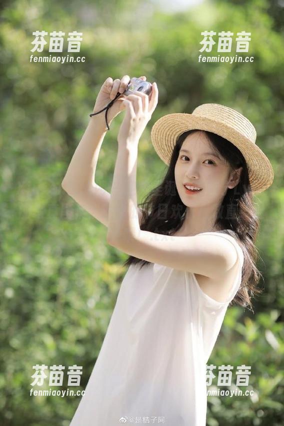 Xiuren秀人网 - 迎接圣诞：刘奕宁Lynn的写真图集，让你的节日欢乐指数直线上升哦！.txt
