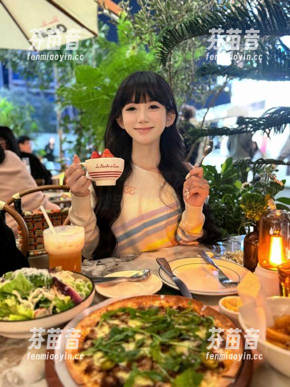 Xiuren秀人网 - 刘婷婷灰丝写真高清照片，展现个性与艺术的完美结合！.txt