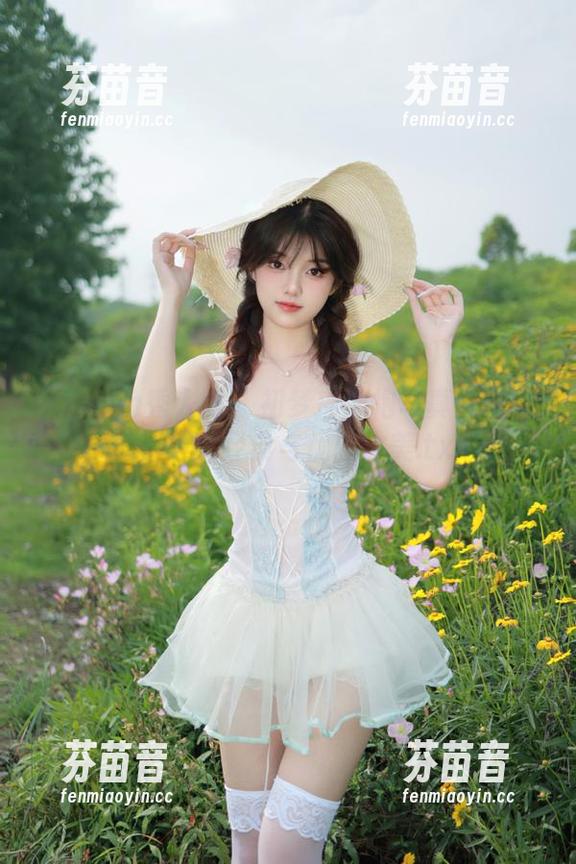 Xiuren秀人网 - 初梦瑶旗袍写真美图分享，领略经典与优雅之美.txt