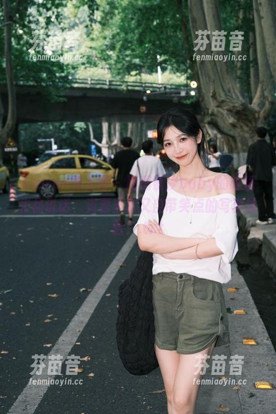 Xiuren秀人网 - 用周慕汐baby的眼镜作品说话，资源丰富又自带笑点的写真体验！.txt