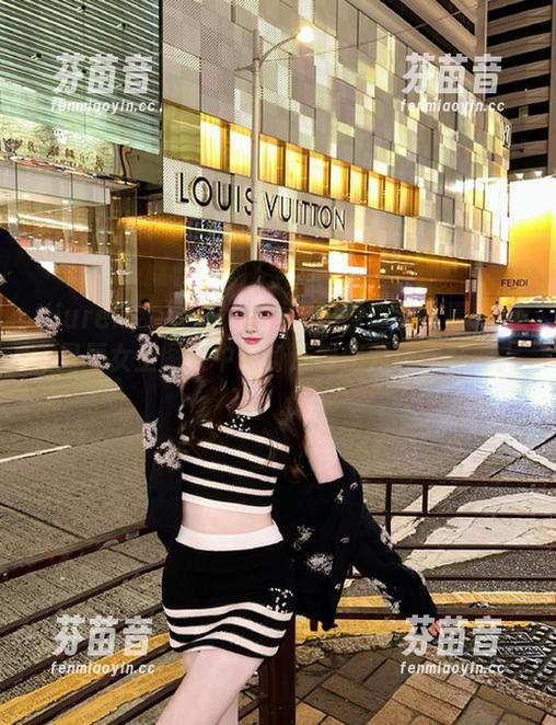 Xiuren秀人网 - 在线求解锁！沈佳熹Kitty星辰女王图集中这身造型绝对让你脑洞大开！.txt