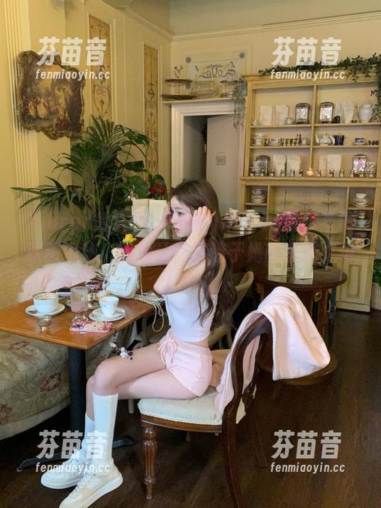 Xiuren秀人网 - 沐言yanyan吊带写真原图揭秘，轻松让你沉迷于她的套图之中！.txt
