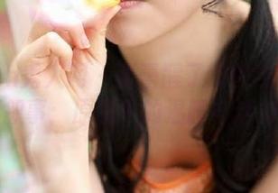 Xiuren秀人网 – 蕾蕾醒了没的毛衣私房写真叙事：原图中的温暖与活力.txt