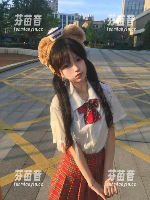 Xiuren秀人网 - 跟随露露小喵的可爱作品之旅，图集带你走进她梦幻般的写真世界，惊艳不断！.txt