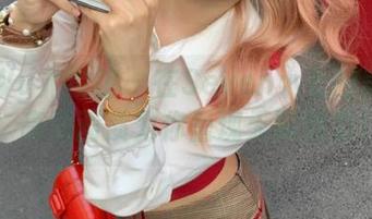 YouWu尤物馆 – 在Seven小七的美脚写真中，高清画质为你呈现无限魅力！.txt