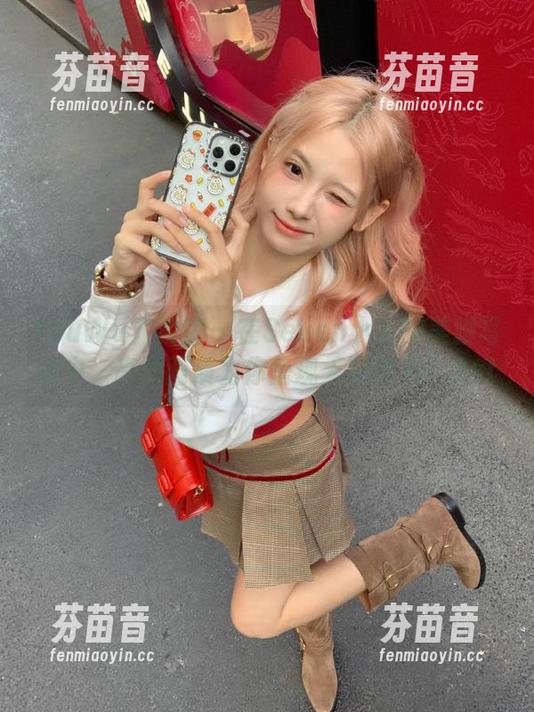 YouWu尤物馆 - 在Seven小七的美脚写真中，高清画质为你呈现无限魅力！.txt