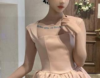 Yuka(유카)的《BlueCake–红色独奏》:一场色彩与幻想相结合的精彩cos写真之旅.txt