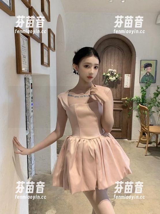 Yuka(유카)的《BlueCake–红色独奏》蟊一场色彩与幻想相结合的精彩cos写真之旅.txt