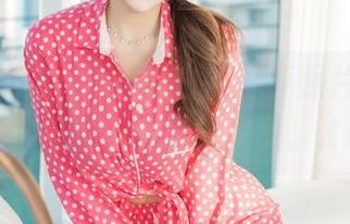 免费欣赏Zzyuri的白丝写真照片，感受她在镜头下的灵动之美。.txt