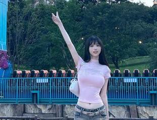 pans – 通过观看丁丁红裙写真合集，探索时尚与艺术的完美交融.txt