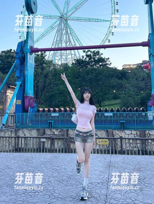 pans - 通过观看丁丁红裙写真合集，探索时尚与艺术的完美交融.txt