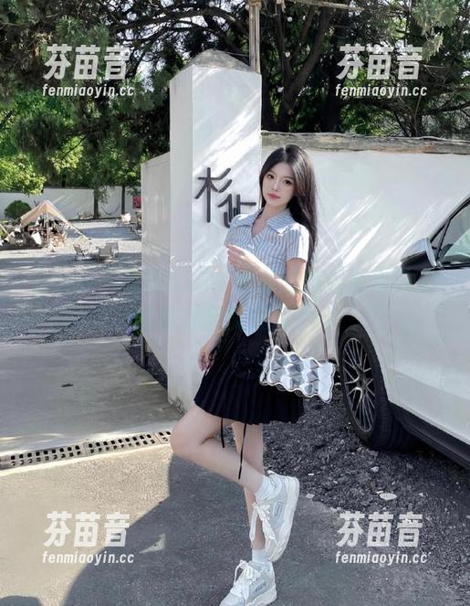 pans - 校服记忆：小柔图集分享校园里的那些甜美瞬间.txt