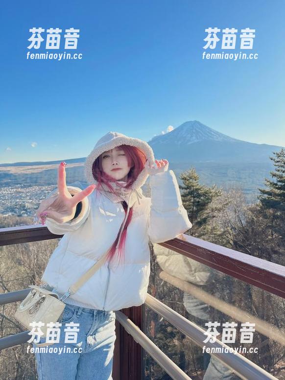 rinka冲田凛花的私房写真合集：紫式部的魅力，让人忍不住想一探究竟！.txt