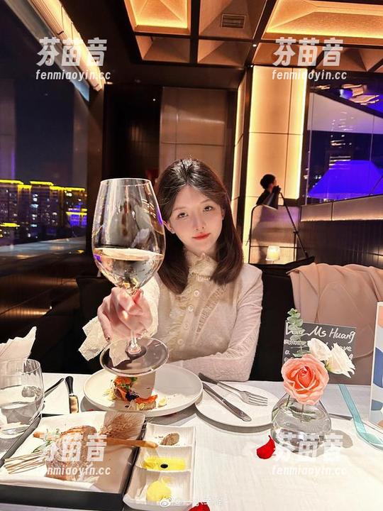 最新写真集推荐：一小央泽凭借高练度天火展现个性之美，捕捉每个瞬间.txt
