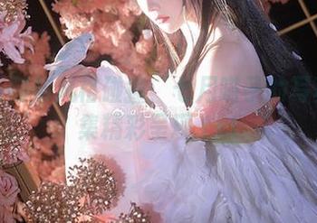 千刀万剐与风格碰撞：七月喵子的写真作品集精彩呈现.txt