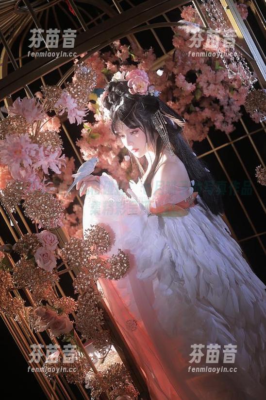 千刀万剐与风格碰撞：七月喵子的写真作品集精彩呈现.txt