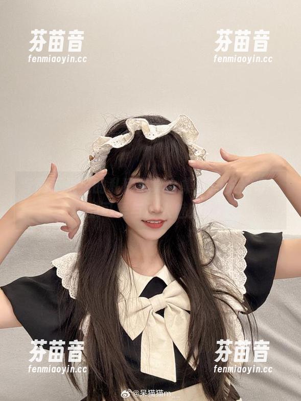 专属不呆猫的私房写真合集，捕捉她每一刻的可爱与迷人魅力.txt