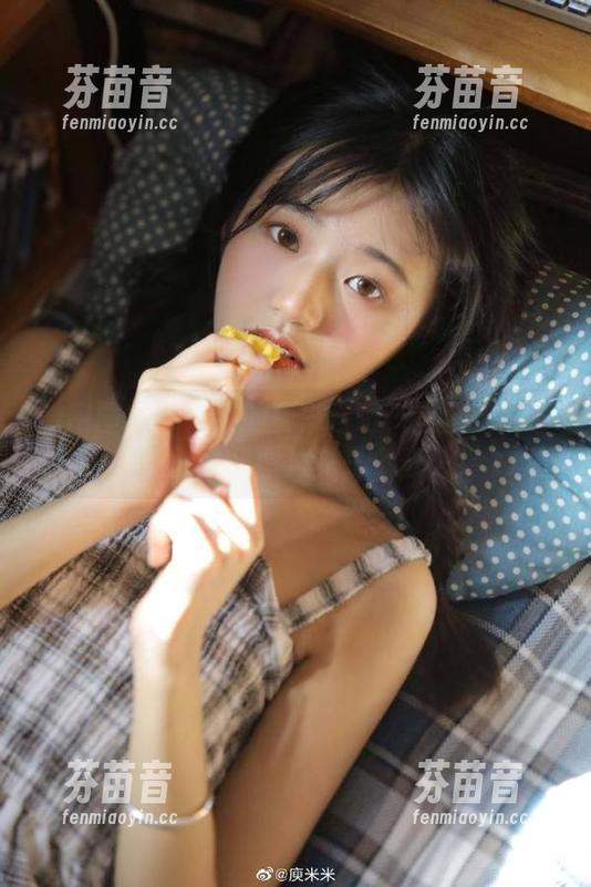 微密圈 - 不爱笑的赛琳自嘲：这个渔网带钻连体袜的合集图片真是个奇葩！.txt