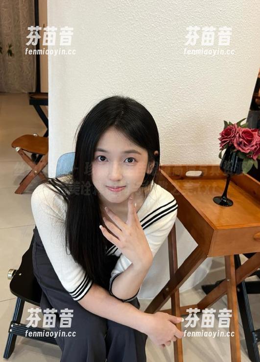 丝慕GIRL - 珍藏版佳佳眼镜高清写真资源，完美诠释时尚与优雅之美.txt