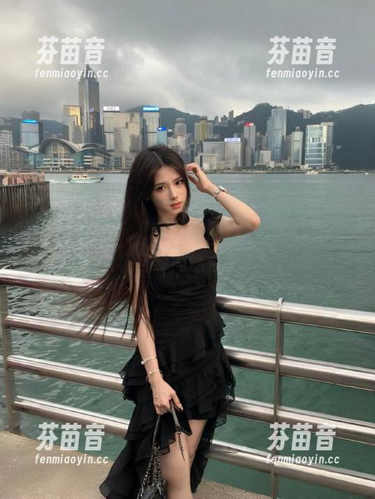 丽柜 - 最新允儿空姐靓丽写真，图片记录她的职场与时尚结合之美！.txt